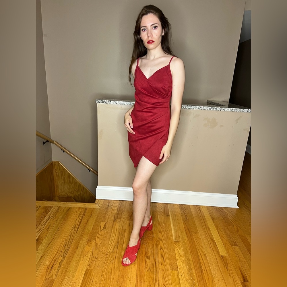 Red dress, size m, brand Iris. Soft fabric. Starchy. Like new.